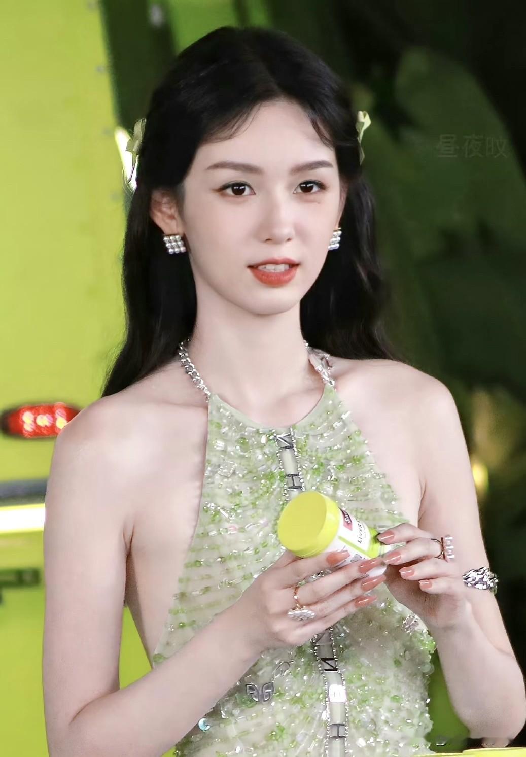 周也穿着绿色亮片礼服，颜色独特服装设计时尚，整个人气质好好！