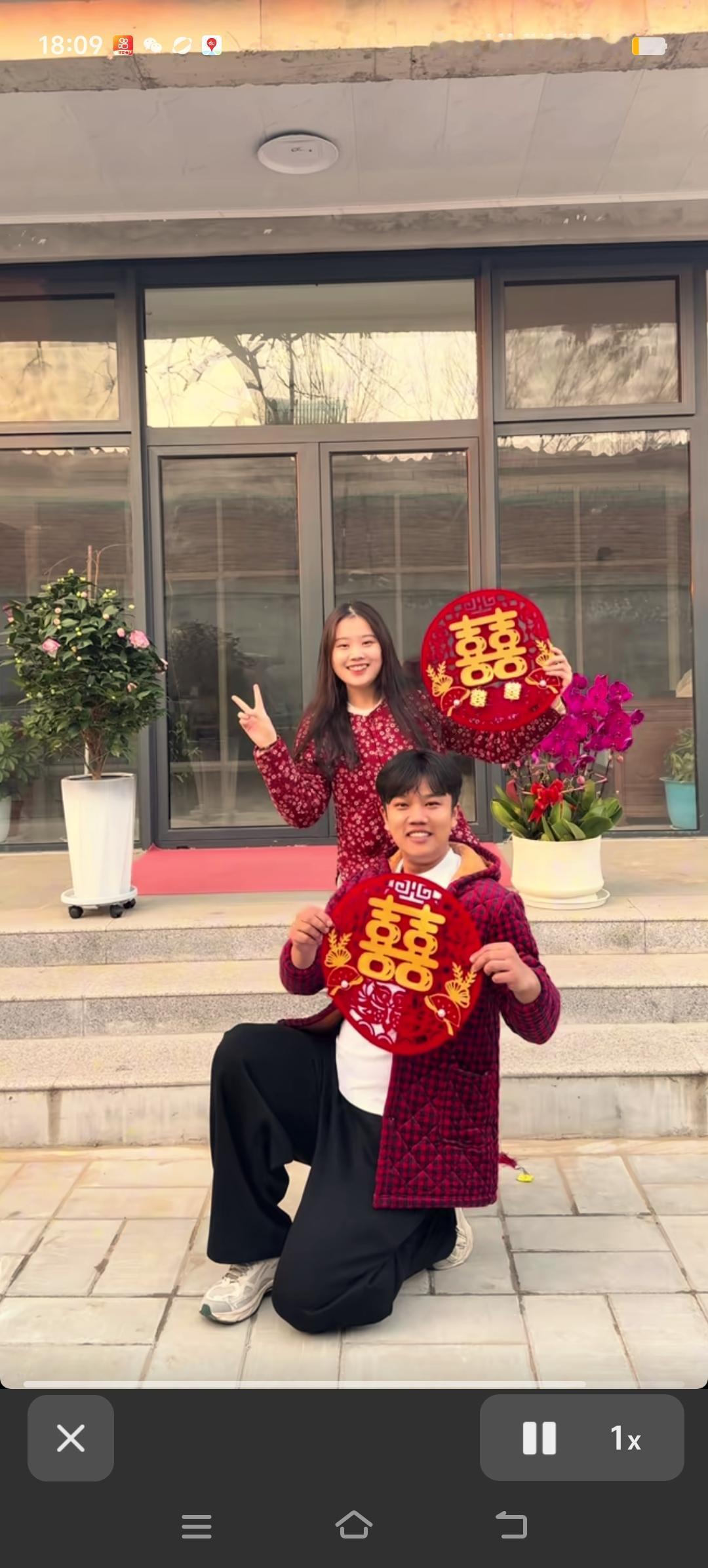 解清帅和王正在河北涿州老家跳起了《谁是我的新郎》，两人手里各拿着一个大红喜字。在