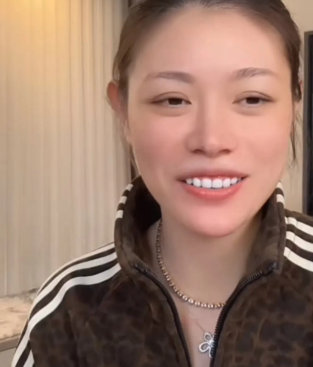 葛荟婕开了一场直播有人问她：“章子怡离婚后还管小苹果吗？”回到十年前，她长期