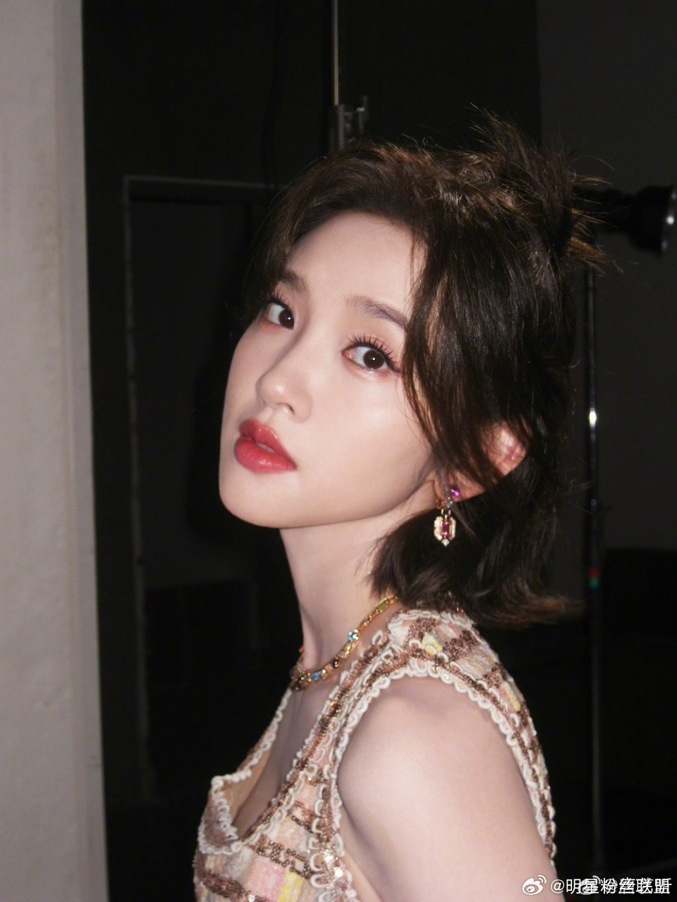 这是我从未见过的唐艺昕唐艺昕什么样的拍照角度都能hold住！从治愈系笑容到慵懒
