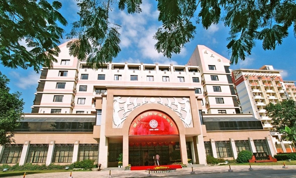 如果你想成为一名医生，不管你高中选的什么科，高招录取到什么专业，厦门大学都可以帮