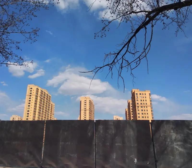 楼市每年都会有小阳春的。每年楼市小阳春的时候二手房议价空间都会变少，比如说原来