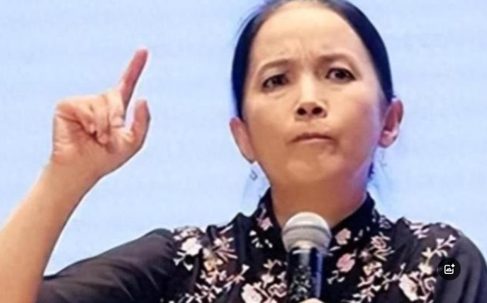 官方下场！曾亲美辱华的吕丽萍，今又因不当言论再次变成“笑话”。吕丽萍，昔日