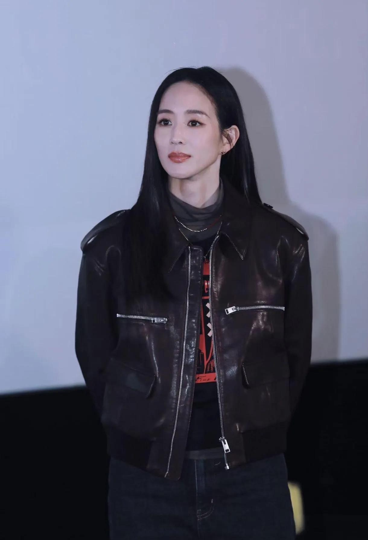 🔥跟着张钧甯学“简约高级感”穿搭！基础款皮夹克，通过内搭一件亮色印花T恤来