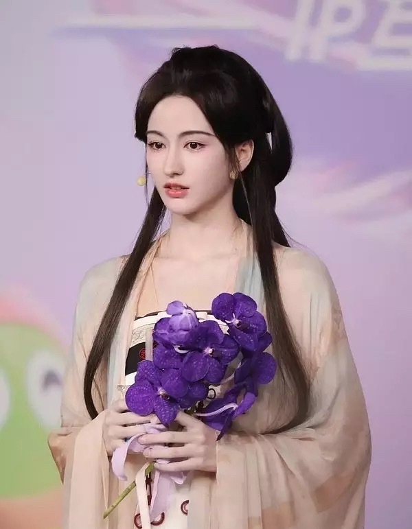 男相感重的女明星都是很现代的一张脸，妆容也很现代不太适合古装，当然好看还是很好看