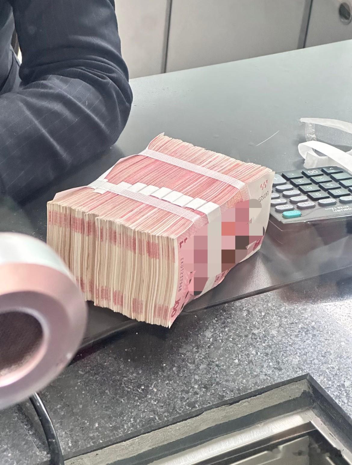 我陪我妈去银行取钱，银行里的员工问：你取钱干嘛？我妈说：孩子要结婚，要买房子