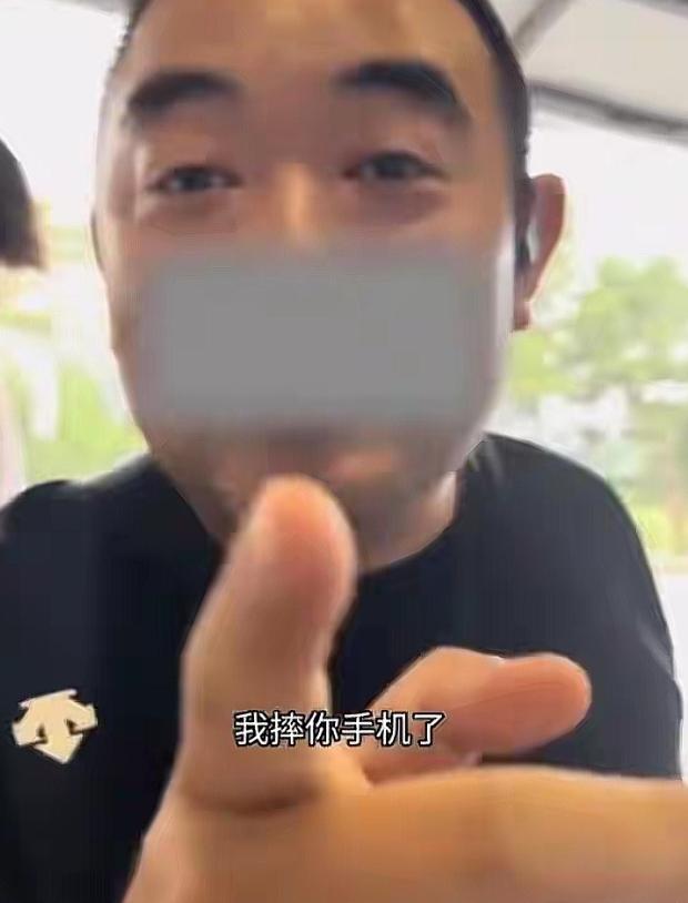 7月6日慕田峪长城，一名40多岁在职导游仗着工作身份，领着外籍游客当众插队，普通