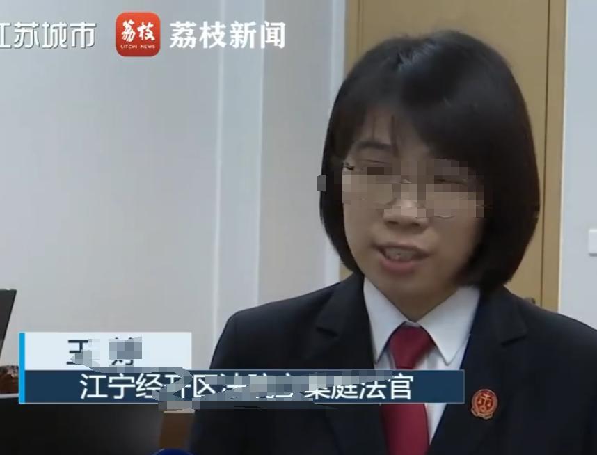 江苏南京，八旬的张老先生因子女赡养纠纷将三子女告上法庭。早年老宅拆迁，他将60平