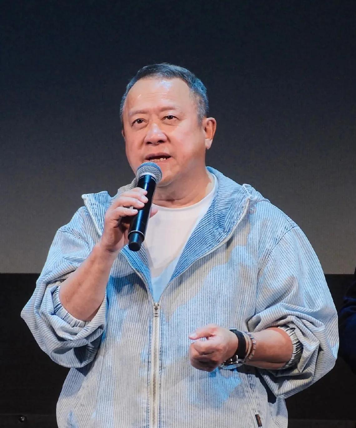 放过72岁的曾志伟吧现在网友还是太年轻了，就这样一张合影姿势照也能上热搜，一点