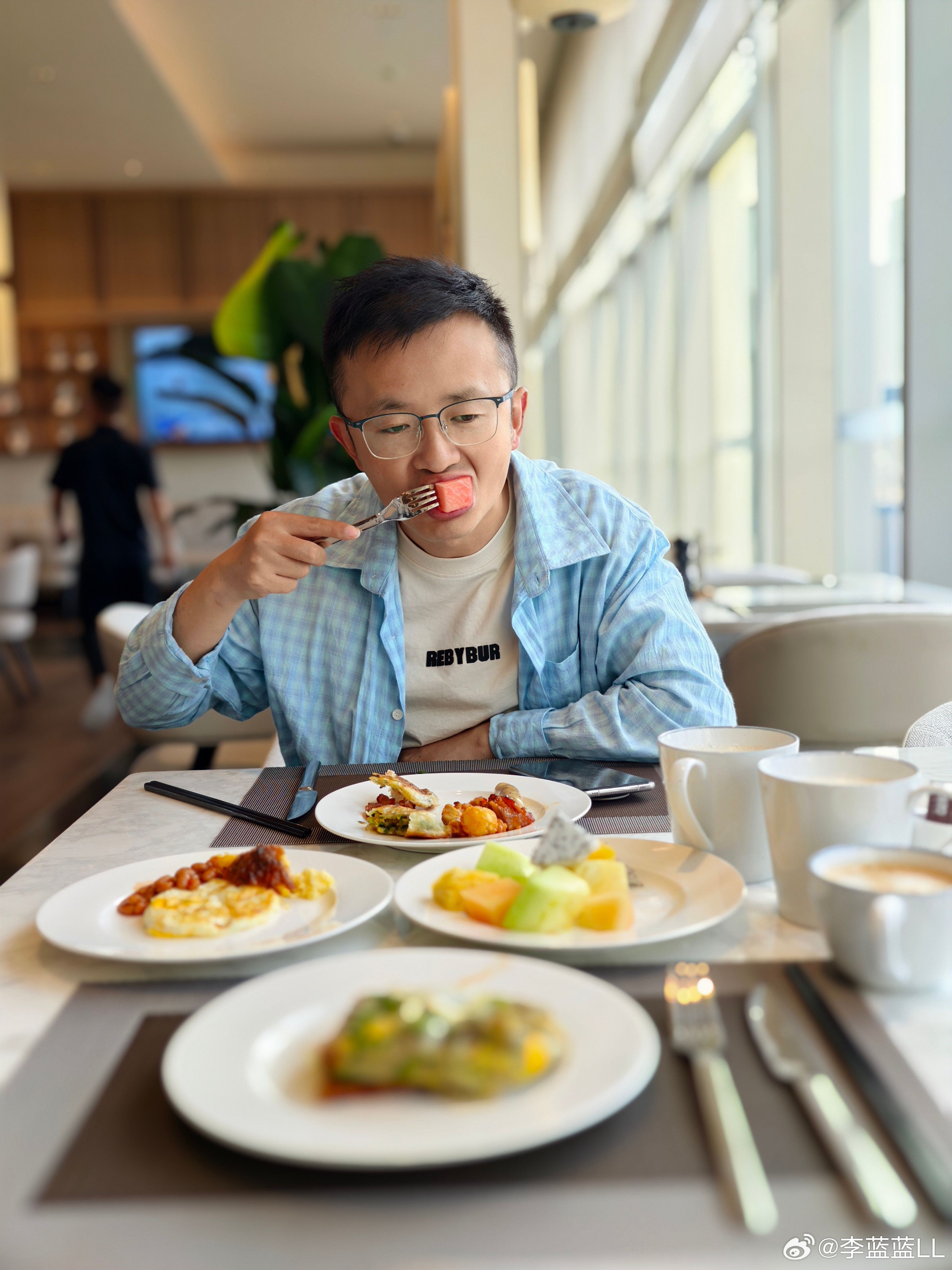这人太装了。本来我就是想拍个早餐。这人以为我在拍他。一本正经的跟我说，他可是网络