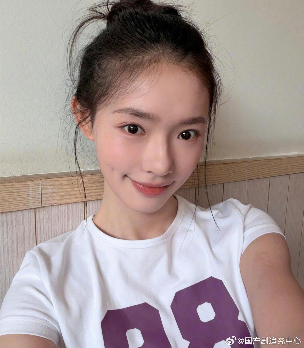 1.李荣浩和杨丞琳目前依旧长期异地生活，两人都不愿迁就对方，短期内也没有备孕生