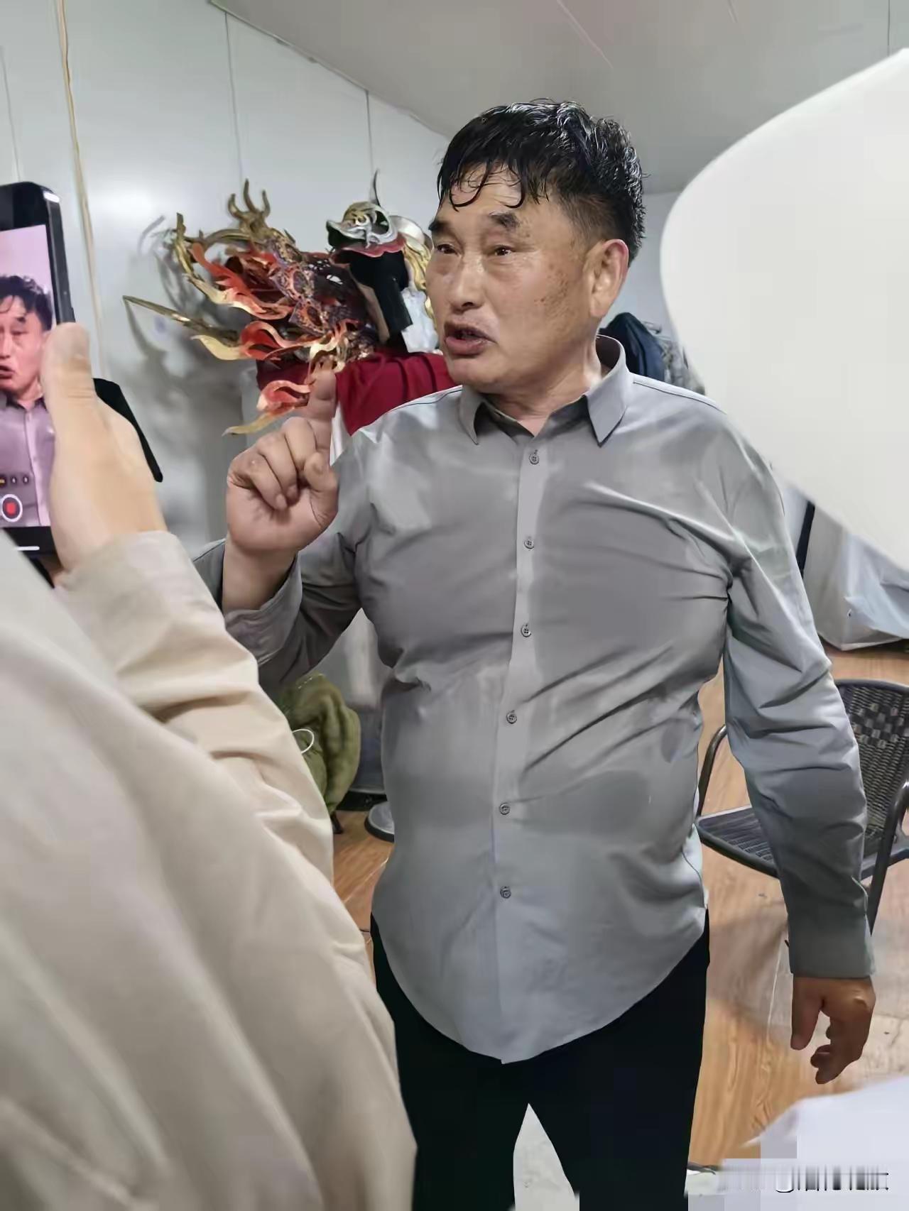 大衣哥，“我没那么赚钱”网络上传说大衣哥朱之文非常能赚钱，商演三首歌就能赚十万