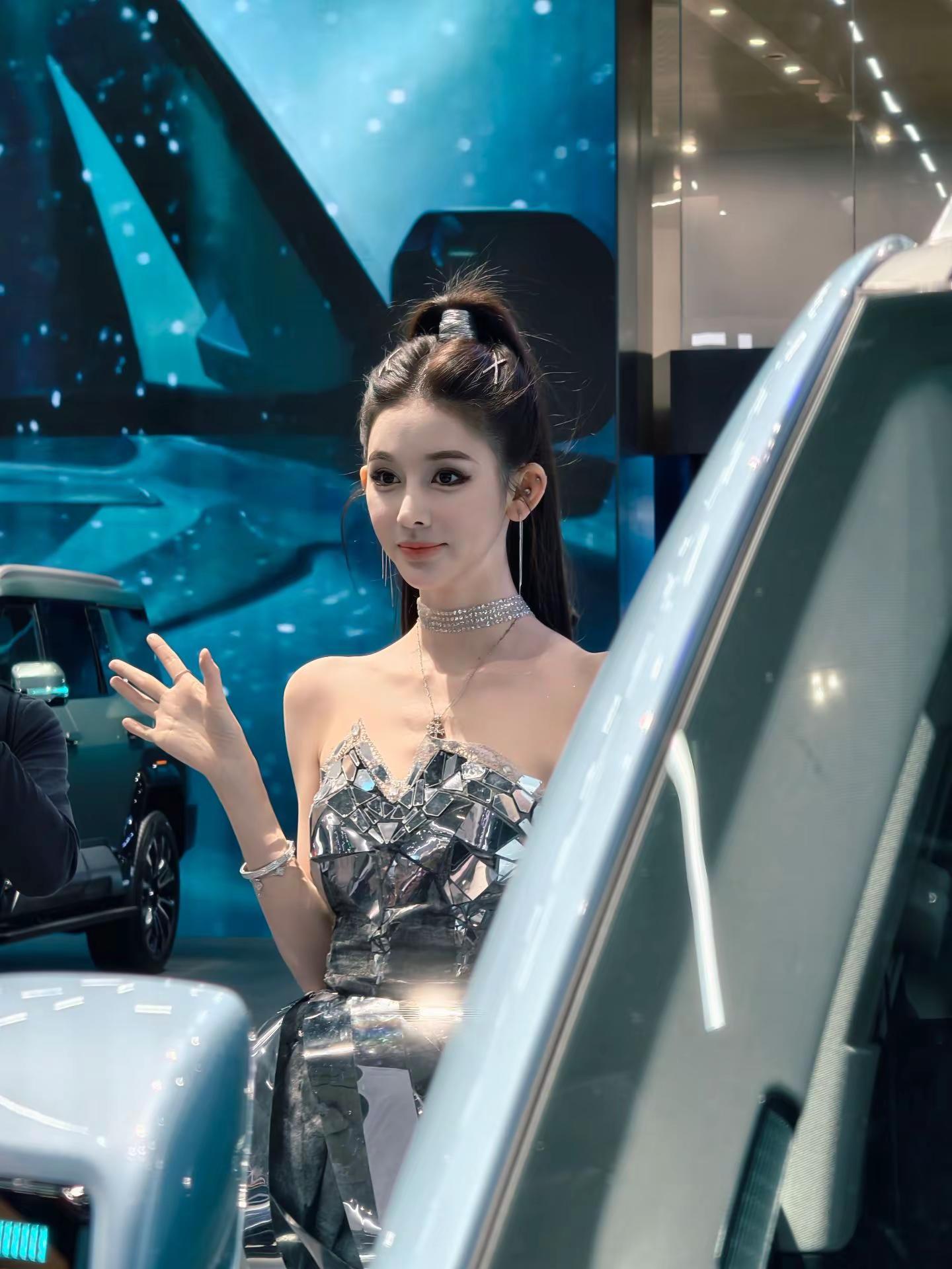 广州车展模特质量很高呀迪子展台太火爆了，花了大半天时间集齐了所有的...