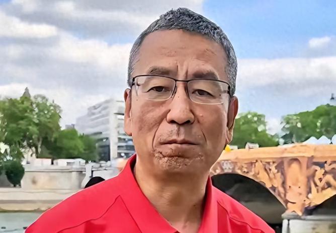 “央视一哥”白岩松：病痛折磨让他暴瘦50斤，连续四五个月，几乎每晚都睡不着觉，曾