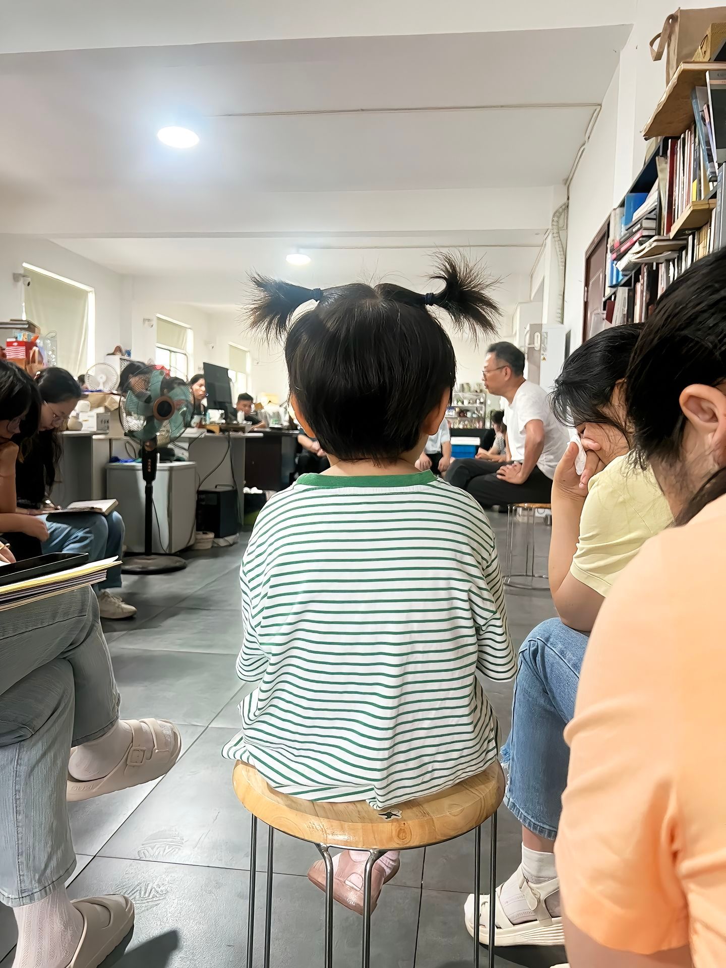 这就是老一辈常说的在单位带娃