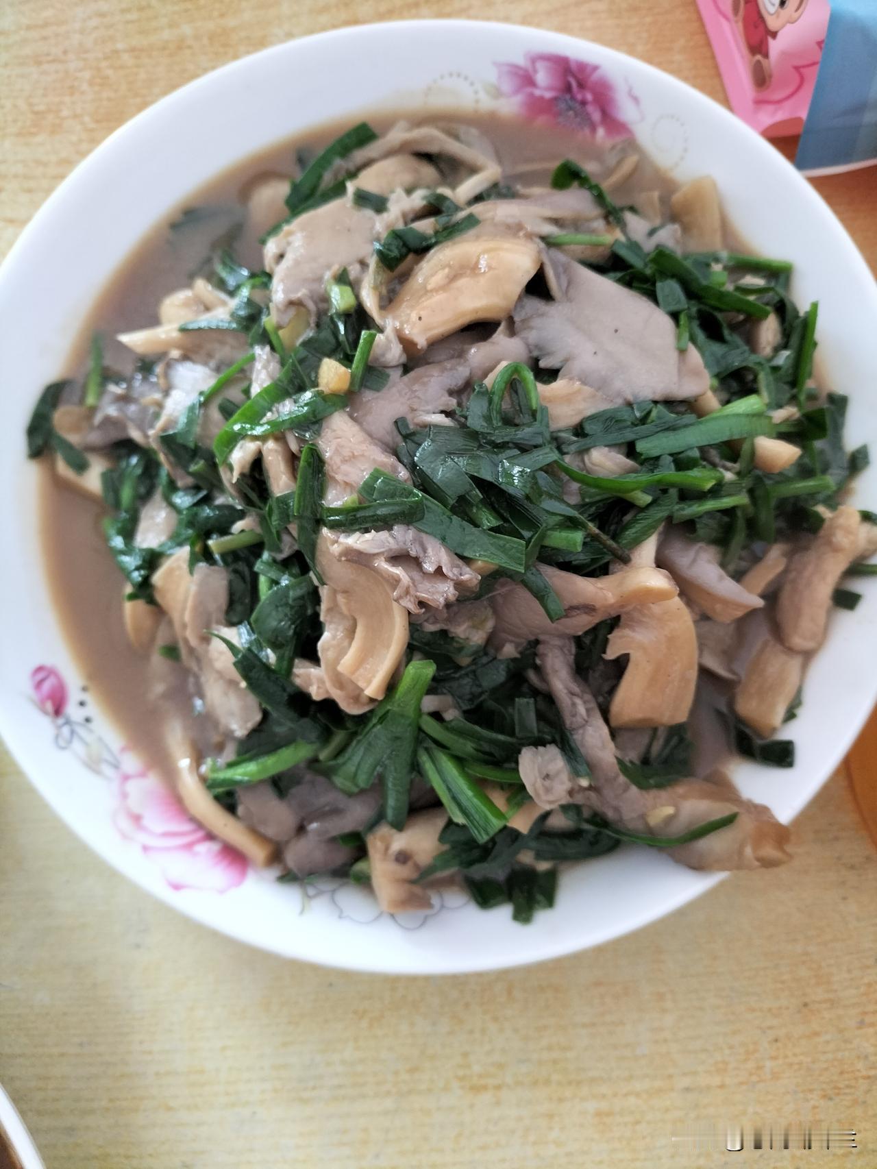 今天中午两个菜，蘑菇炒韭菜，菜头炒肉。蘑菇是昨天在超市买的，才3块钱1斤