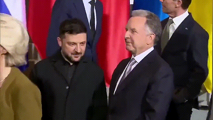 美国特使特朗普女婿，妄想诱降乌克兰，遭到泽连斯基拒绝！他们在合影时发生争执，两人