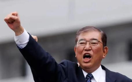日本这一刀捅得可真够狠！中美贸易战打得火热的时候，日本突然跟进制裁，断供了十多种
