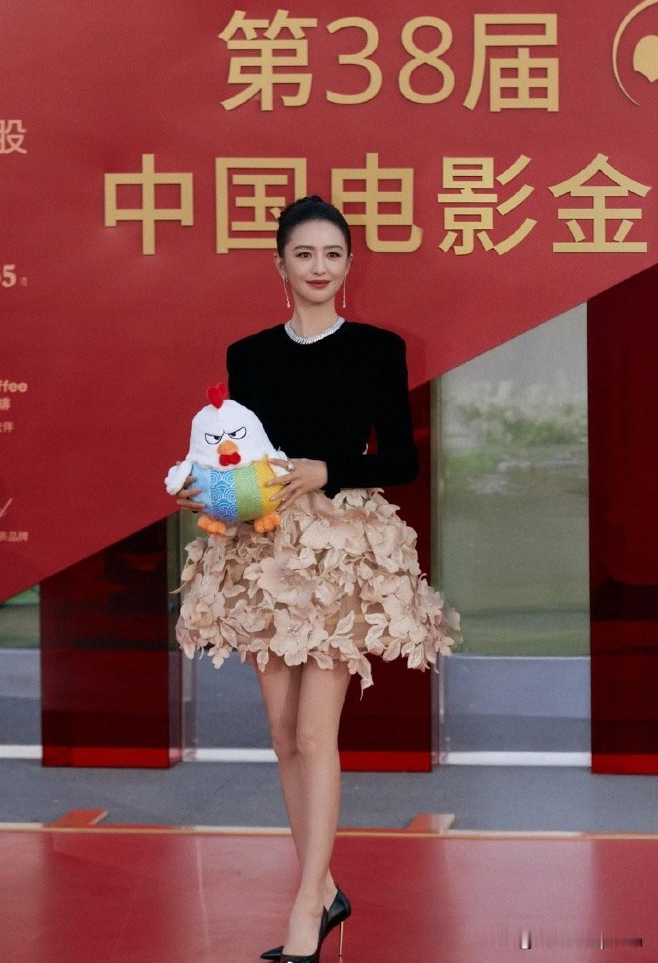 佟丽娅这身好特别啊，感觉生图比精修图好看最近丫丫状态开挂了吧，越来