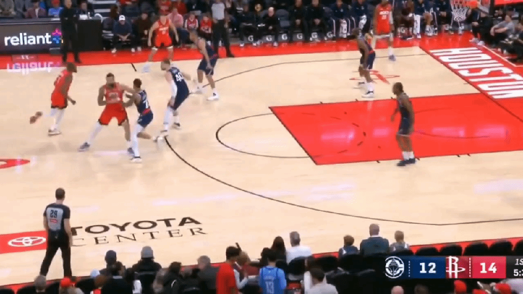 准！杜兰特是一点不给哈登面子！在昨天NBA常规赛火箭对阵快船的第一节比赛中，杜