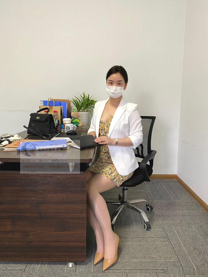周四穿搭公式：白西装搭配碎花半裙➕裸色高跟👠气质穿搭日常通勤穿搭西装穿搭