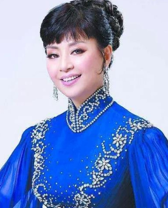 1987年，31岁的殷秀梅与歌唱家程志结婚，婚礼当天殷秀梅却说：“今天先把婚礼办