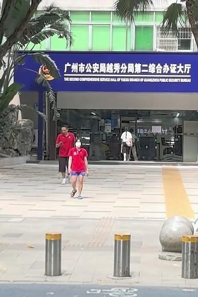 全红婵好随性啊，穿个拖鞋就能出门，关键拖鞋颜色还不一样，奥运冠军果然就是不