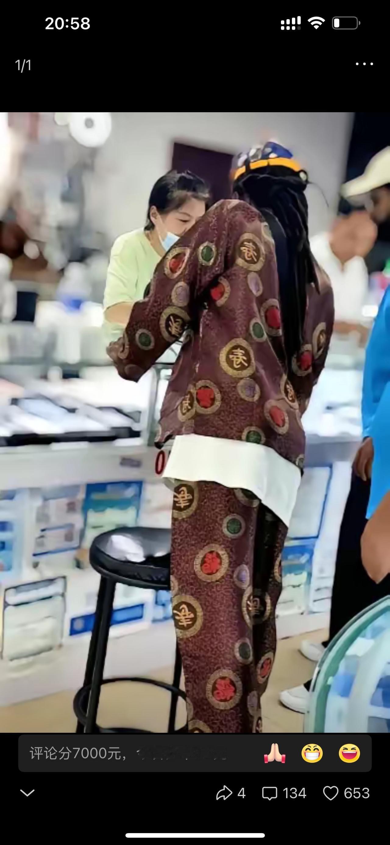 中国寿衣被老外穿去逛街？这反差戳中多少人的心！刷到老外穿中国寿衣逛街的视频，