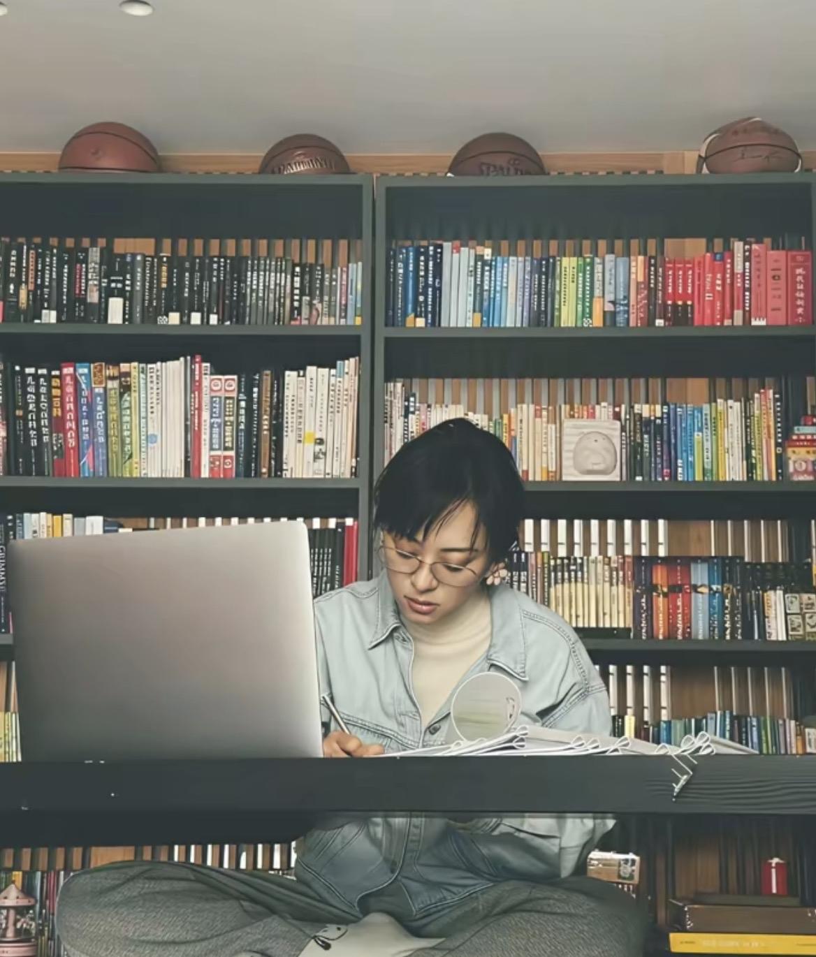 孙俪这书房，简直就是“剧本屠宰场”，满墙书卷气里透着一股狠劲儿。你看那剧本被翻得