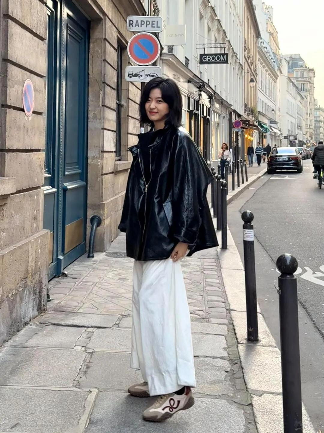 孙千这组私服好绝！😍黑皮衣配白裤子，又酷又美。短发配上这随性的气质，真的太