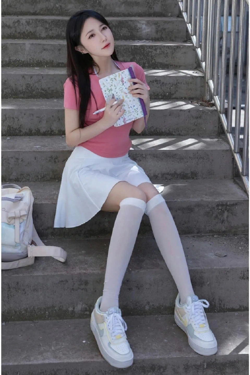 镜头捕捉到她的温柔瞬间