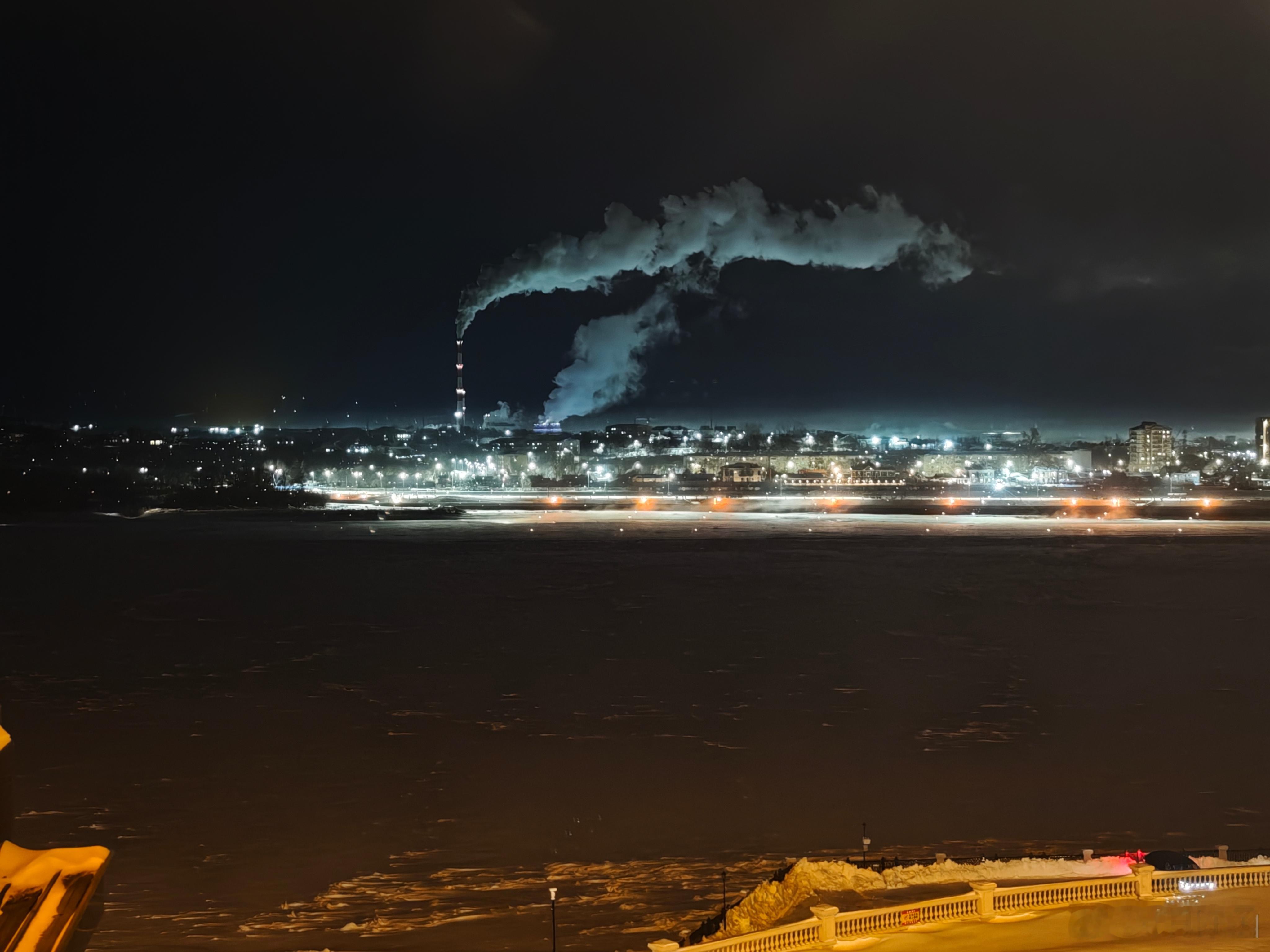 江对面，就是俄罗斯。现在这天气，可从冰面上走直接过去我总感觉我住过这个酒店，刚才