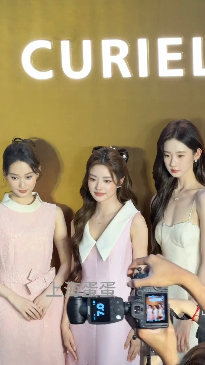 看得出她们是公主～好粉嫩好元气的三位徐若晗张艺凡夏梦同框合照