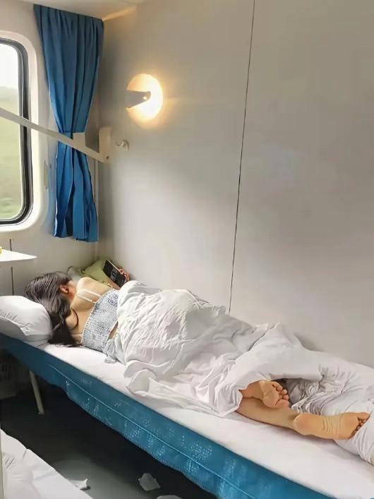 这是什么火车？怎么有单层卧铺？