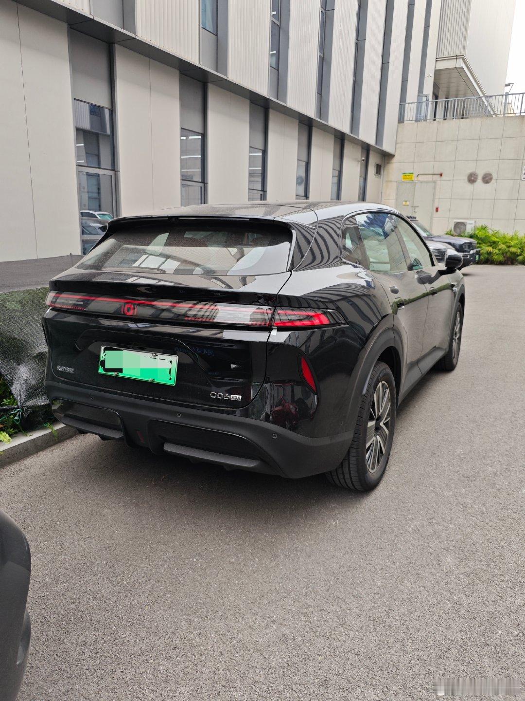 首批启源Q06车主已经提车了！总算有人率先把长安启源Q06开回家了，静态看颜值、空间、配置都很能打，