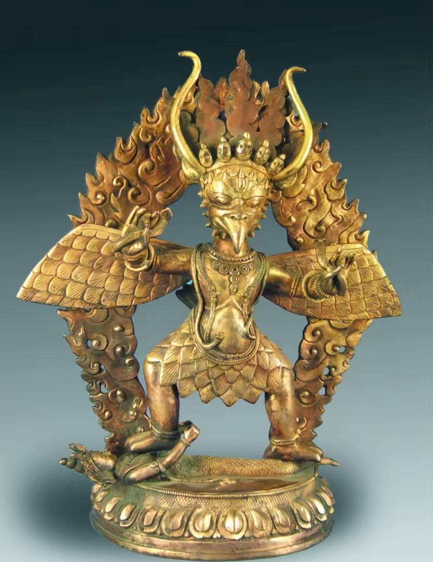大英博物馆，19世纪西藏铜鎏金大鹏金翅鸟，迦楼罗。鹰首人身，鳞爪锋利，