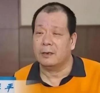 哈尔滨一位保安用2000元买彩票，第二天一开奖就中了500万。更令人震惊的是，第