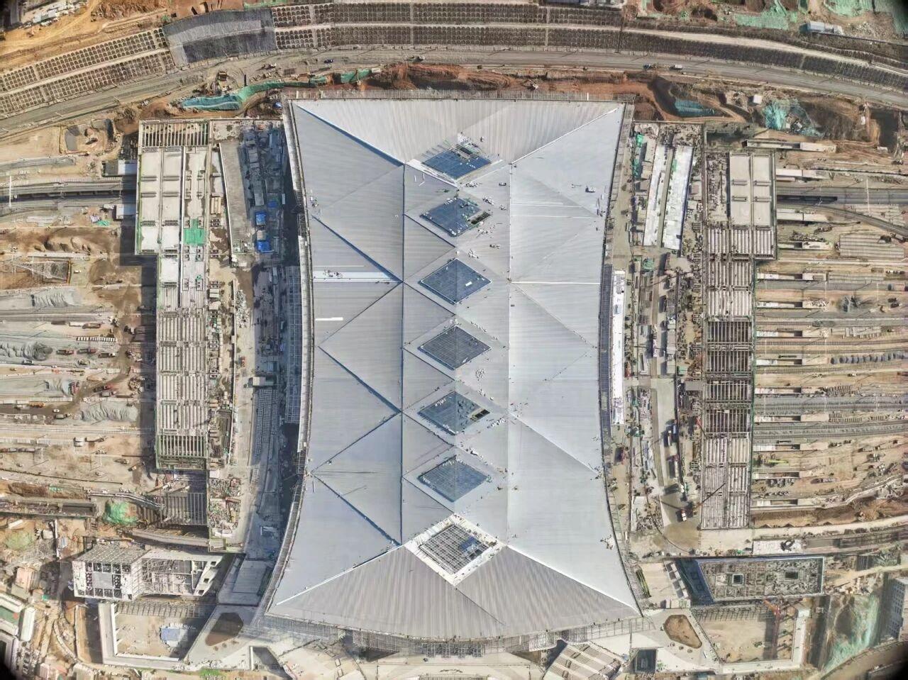 刚刚，西安东站金属屋面顺利封顶，整体建设全面进入站房装饰装修阶段。