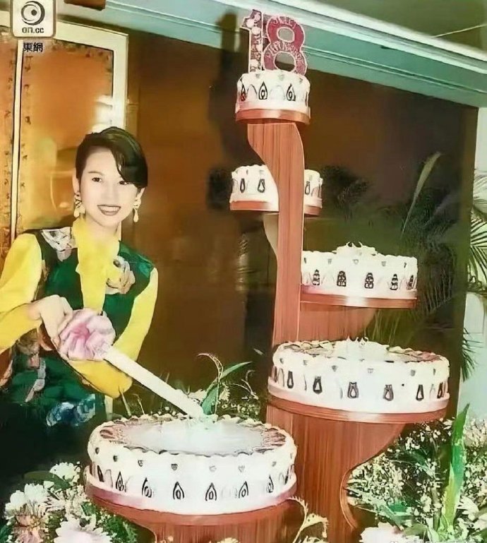 蔡少芬的18岁成人礼，竟然是刘銮雄给她办的。​​​​