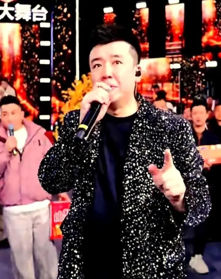 一场50万人的直播间痛哭，不是情绪崩溃，而是收割的开场哨。红豆毫无征兆地崩溃，