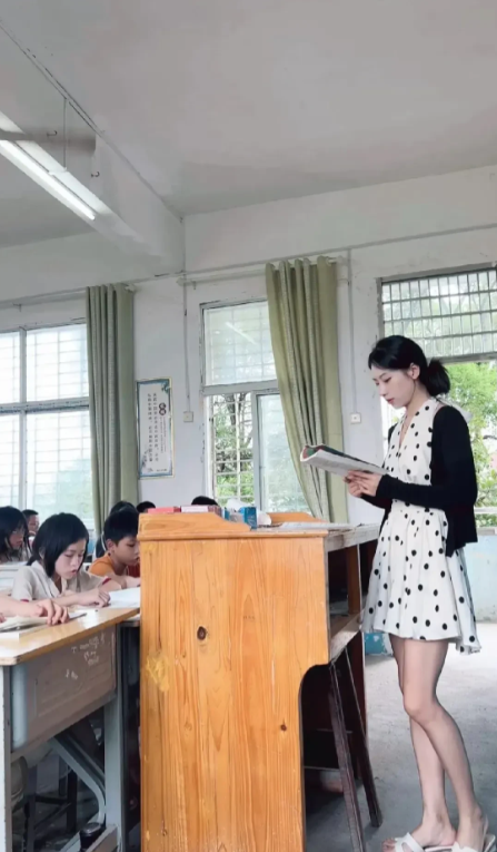 学堂上的一幕，发现一枚美人胚子。