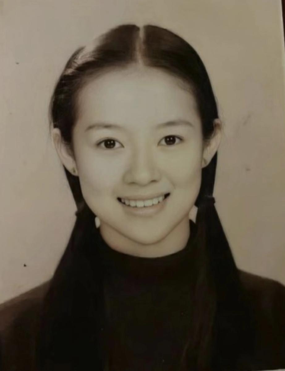 十岁的“醒醒”长开了，模样清秀，气质胜出。“醒醒”的大名叫汪施怡，是影星章子