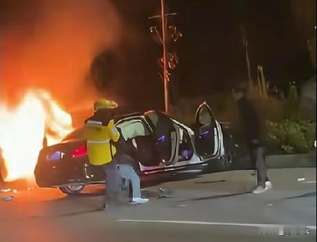 11月16日凌晨，湖南省邵东市街头发生一起车祸，其中一辆车起火，危急时刻，一名4