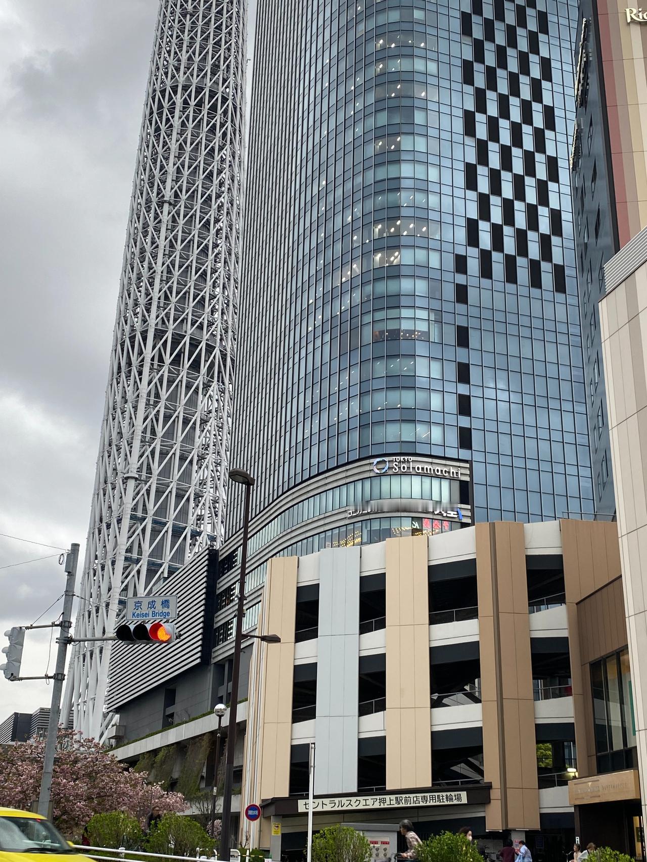 4月25日周六[微笑]之前路过天空树时，偶然发现上面有“鼎泰丰”的标识广告，觉得