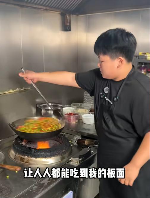 这孩子是来报恩的！刚放暑假就跑到店里干活，“我不喜欢玩手机，就喜欢帮妈妈干活”，