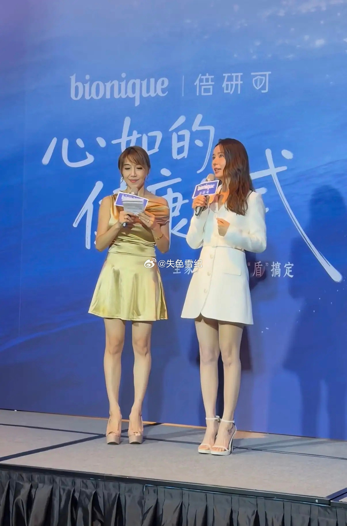 林心如线下活动状态真不错，普通人和明星真的有差别，旁边的主持人不管是形体，身材，