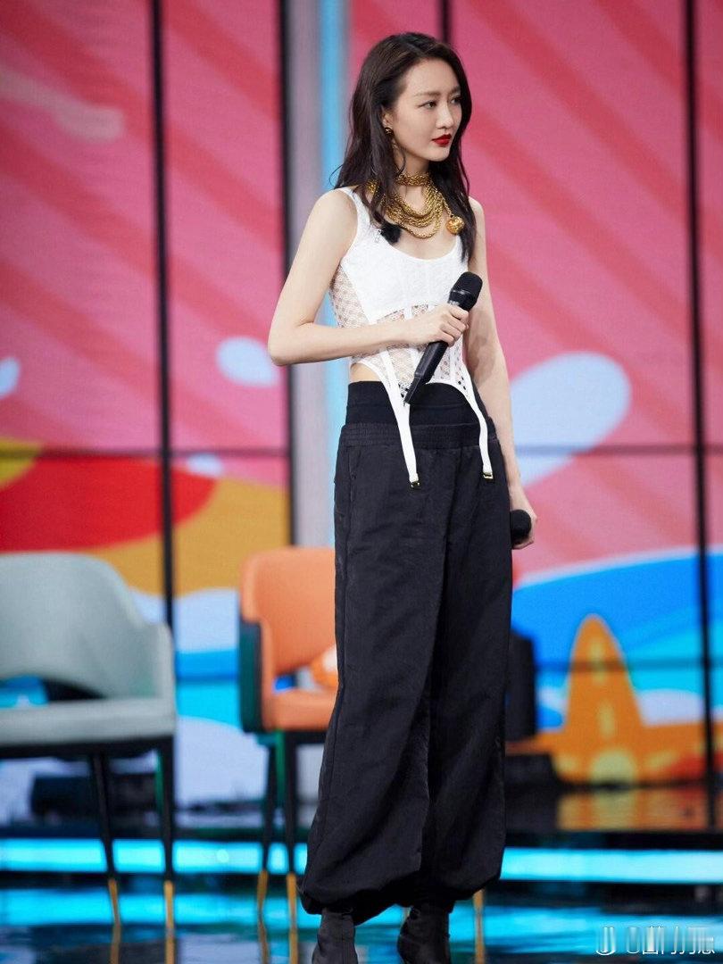 王鸥婚后穿搭韵味十足，简约抹胸配上休闲束脚裤，潮流感十足，随性大气又极具气场。