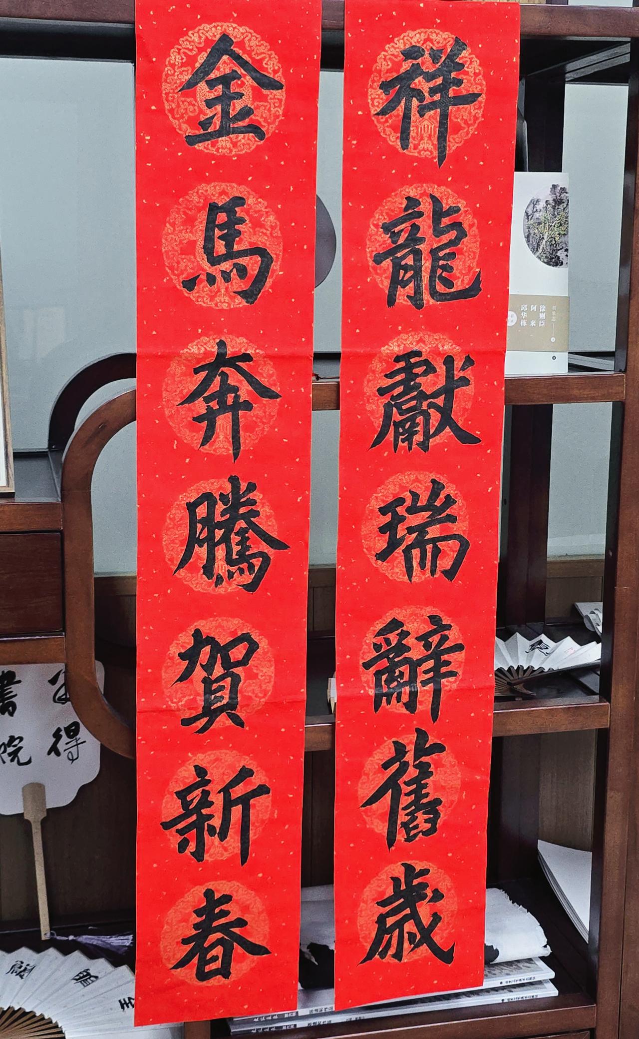 畅快啊！硬笔书法老师写毛笔对联！平时教小孩写硬笔字多一些，偶尔也会写写毛笔，今天