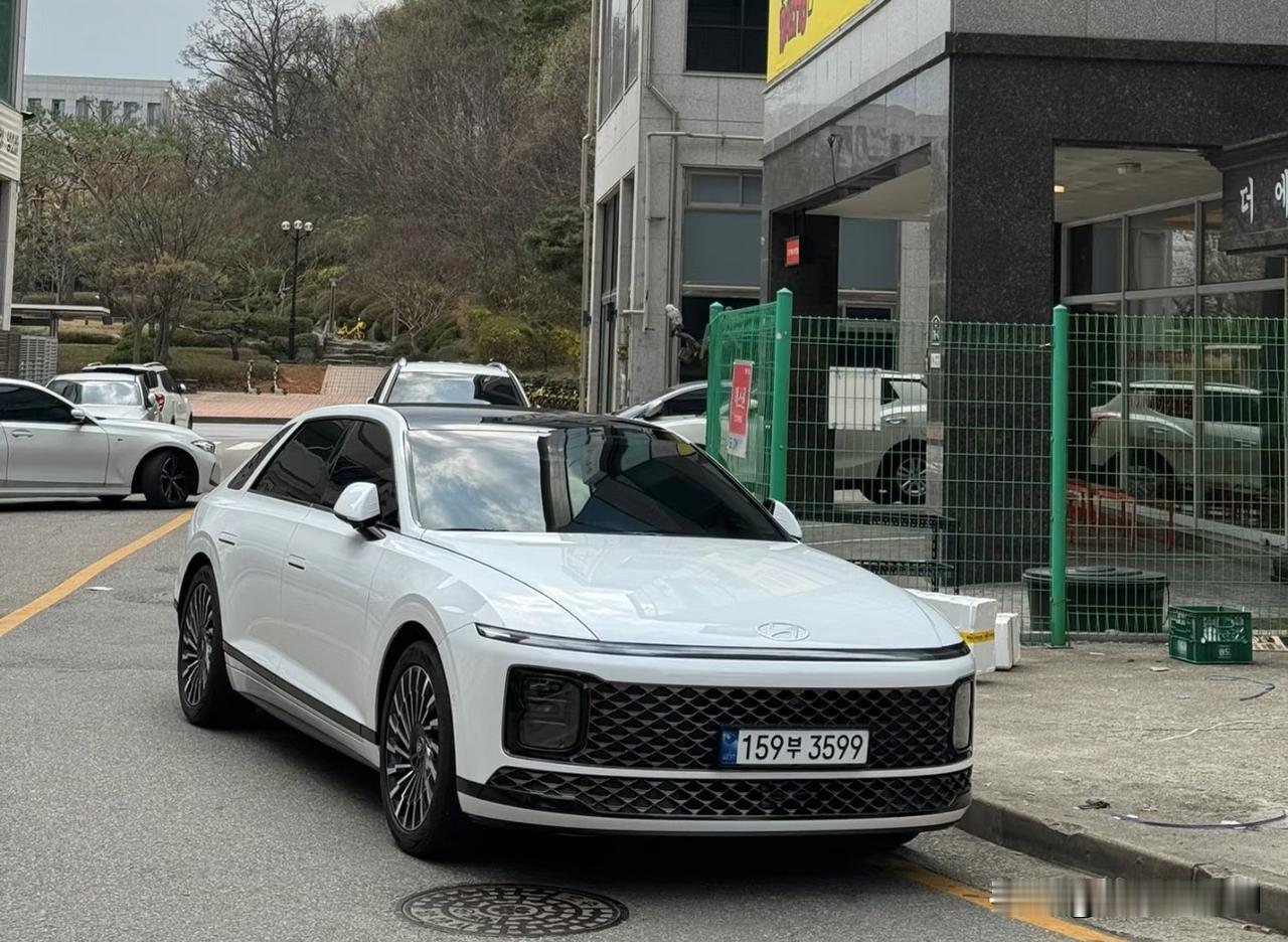 韩国的街头遍地都是现代起亚汽车，很少看到外国品牌的车，他们以实际行动支持自己