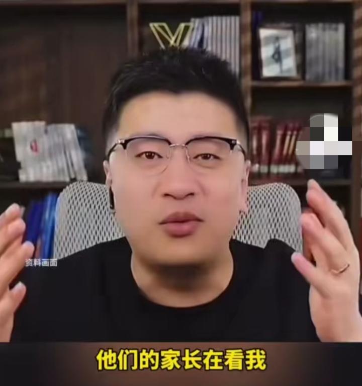 张雪峰幽默风趣，生前最后一场直播中说，“大家早上好，初中生出门、小学生吃饭、高中